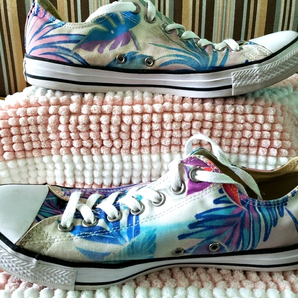 EUC CTAS Fresh Cyan/Magenta Glow/White low top kicks (10M; 12W) - Picture 1 of 8